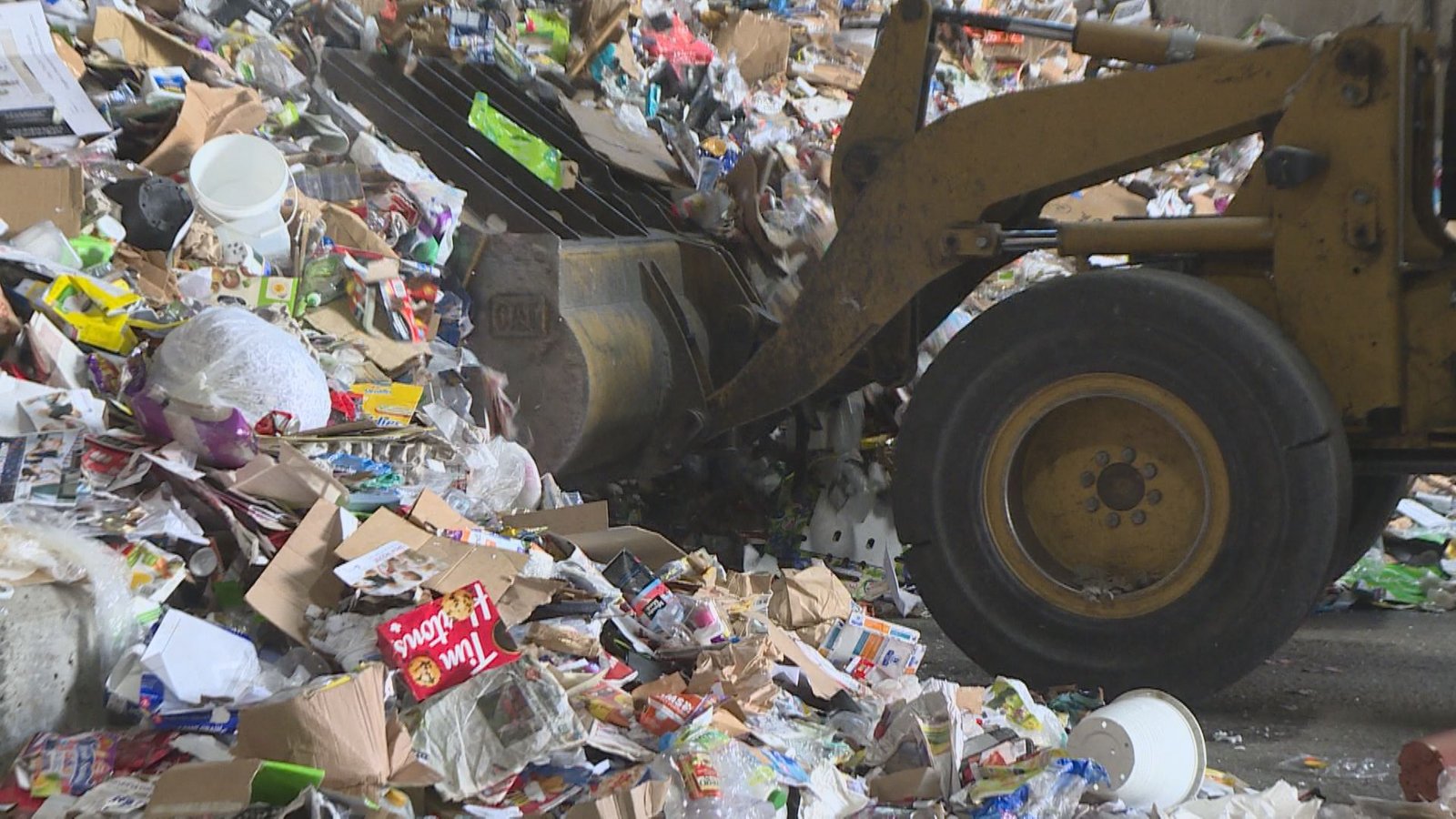 Click to play video: 'High levels of garbage found in Central Okanagan recycling'